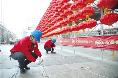 
　　圓滿完成重大活動(dòng)和節(jié)日保電任務(wù)。圖為內(nèi)蒙古電力公司員工對(duì)節(jié)日慶祝場(chǎng)所的線路和設(shè)備進(jìn)行用電情況巡查