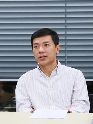 
                    
	第十三届全国人民代表大会第一次会议和政协第十三届全国委员会第一次会议分别于3月5日和3月3日在北京召开，由于每年的两场会议会期基本重合，故简称为“两会”。


	今年“两会”有2158名政协委员和2980名人大代表参加，其中一半以上的参会人员是新面孔