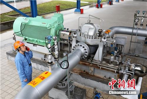 　　中新网3月7日电 3月6日凌晨1时58分，从中国石油化工股份有限公司镇海炼化分公司(下称：镇海炼化)算山首站始发管输的5.76万吨车用柴油经过88小时413公里的“长途奔袭”，顺利抵达中国石化浙江石油温州瑞安滨海油库，标志着浙江省内最长的成品油管道―中国石化甬台温成品油管道和配套油库一次投油成功。　　图为：甬台温管道首站开泵