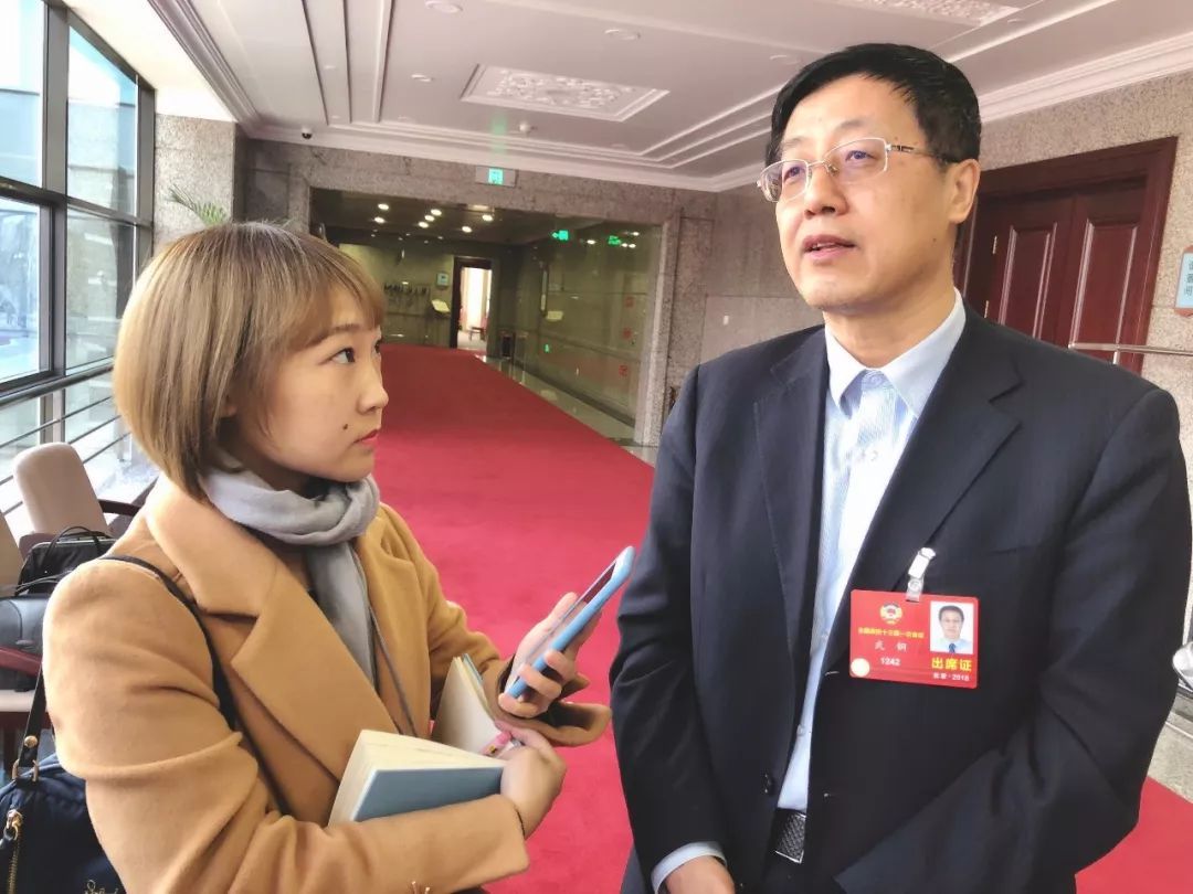 武钢接受中国能源报记者董欣采访&nbsp;　　2017年，国内新增风电吊装总容量1958万千瓦，新增并网风电装机1503万千瓦，均较前几年有所下滑。经历过爆发式增长的风电产业如今是步入瓶颈期还是进入下一波爆发前的蓄力期？&nbsp;　　两会间隙，全国政协委员、新疆金风科技股份有限公司董事长武钢在接受《中国能源报》记者采访时表示，风电仍有很大发展空间，距离产业“天花板”尚远