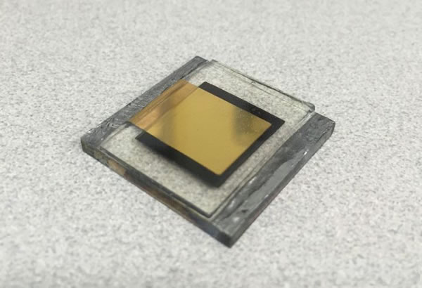 　　韩国全南大学的科学家采用联合沉淀法为太阳能电池发明出一种独特的钙钛矿层。　　图为韩国全南大学研发的钙钛矿太阳能电池　　这种钙钛矿太阳能电池以卤化铅为光吸收剂，以纳米多孔氧化镍为空穴传输材料（HTL），以甲胺碘化铅和甲基溴化铅为钙钛矿层，还有一层有机/无机氧化锌化合物电子传输层（ETL）来防止钙钛矿层暴露在空气中，从而避免电池退化