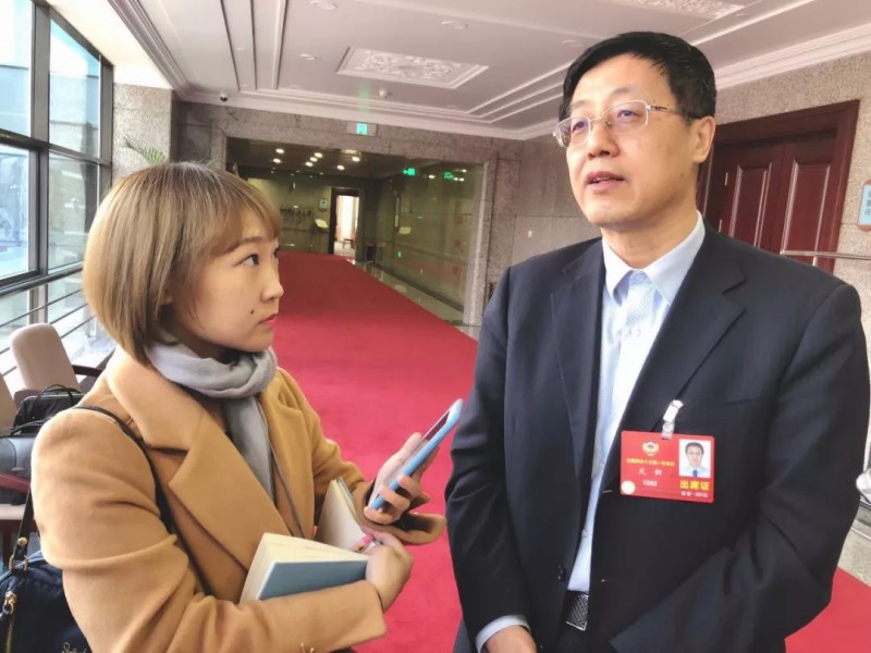 


武钢接受中国能源报记者董欣采访
 
　　2017年，国内新增风电吊装总容量1958万千瓦，新增并网风电装机1503万千瓦，均较前几年有所下滑。经历过爆发式增长的风电产业如今是步入瓶颈期还是进入下一波爆发前的蓄力期？
 
　　两会间隙，全国政协委员、新疆金风科技股份有限公司董事长武钢在接受《中国能源报》记者采访时表示，风电仍有很大发展空间，距离产业“天花板”尚远