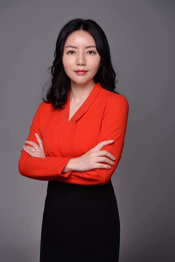 
	中國(guó)儲(chǔ)能網(wǎng)訊：她是一位女強(qiáng)人，她帶領(lǐng)微宏銷(xiāo)售團(tuán)隊(duì)取得今天令人稱(chēng)道的成績(jī)，無(wú)疑是十分有膽識(shí)與韜略的，她慷慨激昂，在職場(chǎng)縱橫捭闔；她又是一位感性的女人，思路清晰，言談之中充滿(mǎn)溫情，她就是微宏動(dòng)力高級(jí)銷(xiāo)售副總裁何欣。



	如果說(shuō)干練是職場(chǎng)之中杰出女性的標(biāo)簽，那么坦誠(chéng)、專(zhuān)業(yè)、務(wù)實(shí)、負(fù)責(zé)就是對(duì)這個(gè)標(biāo)簽的最佳注解