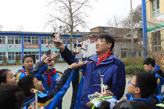 　　中国能源报┃“我知道！老师老师，生活中常见的新能源，除了新能源汽车，还有太阳能充电器，还有还有……”“叔叔阿姨，我喜欢风电，因为风电是清洁能源。我还见过真的风机呢，特别高，远远地看特别好看