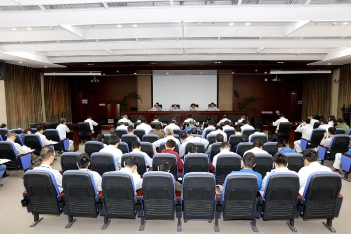      　　本网讯（杜健伟）3月7日，白鹤滩工程建设部（以下简称“建设部”）召开全体员工大会，传达集团和建设管理公司2018年工作会议暨职代会、党风廉政建设与反腐败工作会议精神，传达春节、元宵节期间集团领导卢纯董事长和范夏夏副总经理在白鹤滩工地调研召开的工程建设专题会精神。          （本文摄影：黄春江）          　　会议以春节前后集团和建设管理公司召开的系列重要会议为线索，传达了集团和建管公司2018年工作总体思路、重点工作和对党风廉政建设与反腐败工作提出的要求，重点学习了卢纯董事长