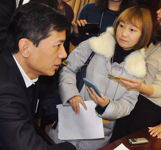 图为李彦宏（左一）接受中国能源报记者采访。&nbsp;　　3月8日下午，在全国政协十三届一次会议经济界小组讨论会现场，全国政协委员、百度董事长兼CEO李彦宏接受了《中国能源报》记者的采访