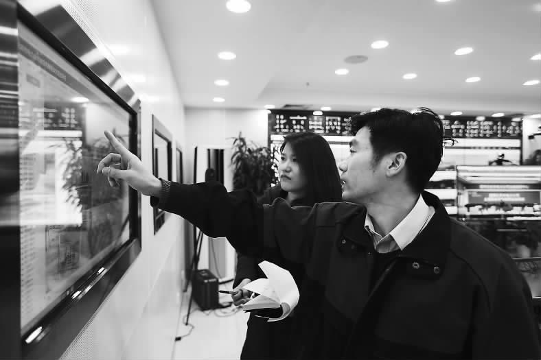 
　　中国电力报记者在了解输变电智能安防系统。 杨磊 摄

　　“通过系统智能轮巡，涉及到两会保电的30座变电站仅需40分钟、1100基干塔仅需90分钟就可以完成远程巡检，相比人工巡视，效率可高10倍以上