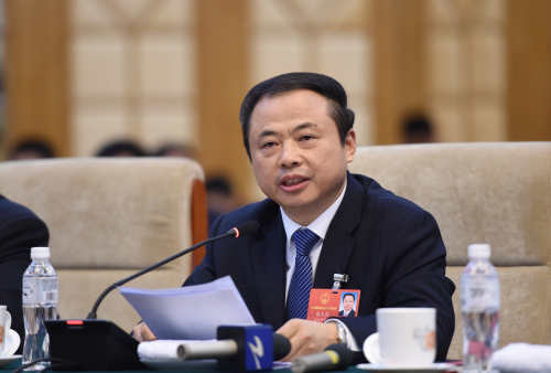 
	
白明琴 攝
“新時(shí)代新作為，為進(jìn)一步推進(jìn)生態(tài)文明建設(shè)，促進(jìn)高質(zhì)量、可持續(xù)發(fā)展，迫切需要統(tǒng)籌考慮生態(tài)文明建設(shè)與體制改革理念、原則、目標(biāo)和要求，制訂生態(tài)文明建設(shè)促進(jìn)法……”全國(guó)人大代表、天能集團(tuán)董事長(zhǎng)張?zhí)烊卧诮邮苡浾卟稍L時(shí)表示，要積極為推進(jìn)生態(tài)文明建設(shè)建言獻(xiàn)策，并就自身企業(yè)所屬行業(yè)，圍繞鉛蓄電池回收體系建設(shè)、鼓勵(lì)已達(dá)標(biāo)環(huán)保電池企業(yè)發(fā)展給出了具體建議。
記者：在您看來(lái)，電池企業(yè)應(yīng)該如何切實(shí)踐行生態(tài)文明建設(shè)?
張?zhí)烊危悍e極構(gòu)建全國(guó)廢舊鉛蓄電池規(guī)范化回收體系