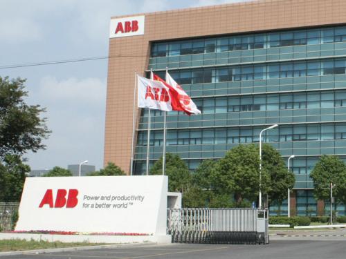 　　全球電力和自動(dòng)化集團(tuán)ABB宣布，將為牙買加提供微電網(wǎng)和存儲(chǔ)系統(tǒng)，幫助將可再生太陽(yáng)能和風(fēng)能整合到大型熱帶島嶼的電力供應(yīng)中，減少對(duì)化石燃料的需求并降低碳足跡。  (圖片來(lái)自網(wǎng)絡(luò)，侵刪) 　　ABB是微電網(wǎng)領(lǐng)域的先驅(qū)，因?yàn)樗鼈兊拇笮『凸β史浅＿m合島嶼等偏遠(yuǎn)地區(qū)，以此來(lái)輕松連接到主電網(wǎng)