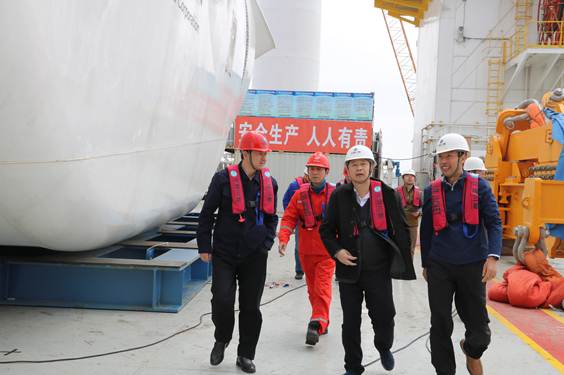  　　3月7日，福建能源监管办党组书记、专员张建平一行三人，赴福清海峡发电公司调研海上风电项目。
 
　　调研组一行听取了海峡发电公司海上风电发展规划、建设和运营有关情况的汇报;乘船实地察看了福清兴化湾海上风电场一期项目风电机组安装情况，并登上“福船三峡”号自升式平台船，了解船上装备及风电设备吊装情况