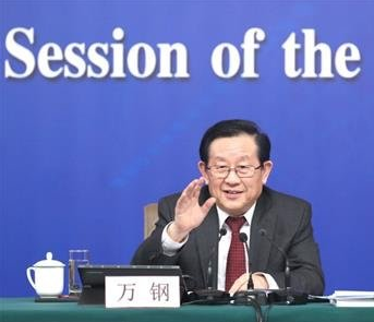 
                
	
                    
	3月10日，科技部部長萬鋼在十三屆全國人大一次會議記者會上回答有關(guān)新能源汽車問題時介紹，截至2017年，我國電動汽車、新能源汽車銷售量已達(dá)到77萬輛，保有量超過160萬輛，占世界的一半。

	

	萬鋼表示，發(fā)展電動汽車可以優(yōu)化能源消耗結(jié)構(gòu)，減少石油依存度；還可減少大氣污染，特別減少城市中的大氣污染；此外，以電動汽車作為載體，對于自動駕駛、人工智能技術(shù)的應(yīng)用將采用共享模式，有特大的潛力來幫助緩解交通擁堵