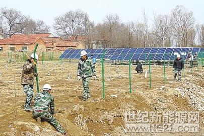 近日，在济阳县济阳街道小高村光伏发电站旁，一台大型混凝土搅拌车正在作业，十几名工人正紧张有序地进行管桩施工，现场一派繁忙，而这正是济阳街道为无建设用地的葛店村实施“飞地模式”、点燃致富希望的重要举措。



济阳街道光伏发电项目正在建设