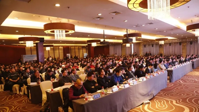 &nbsp;&nbsp;&nbsp; 中国能源网┃近日，在石家庄分布式及户用智能光伏经验分享会上，来自行业协会、电网公司、行业权威专家和学者、业主、EPC、渠道合作伙伴等600多名嘉宾齐聚石家庄。聚焦河北光伏市场，围绕分布式光伏电站发展趋势、设备选型、商业模式、运维管理及电价下调等热点话题展开激烈研讨