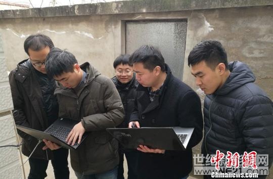 
 
國家電網(wǎng)技術(shù)人員在在河北省淶水縣南郭下村的分布式光伏扶貧電站研發(fā)5G技術(shù)傳輸?！≮w明　攝
 

中新網(wǎng)北京3月12日電(趙明) 12日在河北省淶水縣南郭下村的分布式光伏扶貧電站，正式實現(xiàn)了5G通信鏈路的全面打通，該電站發(fā)電量、功率、轉(zhuǎn)化率等信息成功以100G每秒的速度遠程傳輸?shù)絿译娋W(wǎng)分布式光伏云網(wǎng)主站，這意味著5G技術(shù)在光伏云網(wǎng)首次成功試運行