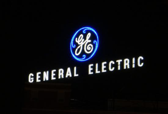
                
	
                    
	13日，通用電氣公司（GE）在周一向監(jiān)管機(jī)構(gòu)提交的一份報(bào)告中表示，由于2017財(cái)年業(yè)績欠佳，決定取消其高級管理人員的獎金，是公司126年歷史上首次，此舉為公司節(jié)省了數(shù)千萬美元。

	

	通用電氣在報(bào)告中表示：“薪酬委員會決定，通用電氣總部的高級領(lǐng)導(dǎo)人，包括前任和現(xiàn)任首席執(zhí)行官、首席財(cái)務(wù)官、副董事長、首席律顧問和人力資源總監(jiān)，將不會獲得獎金，這在通用電氣歷史上還是第一次