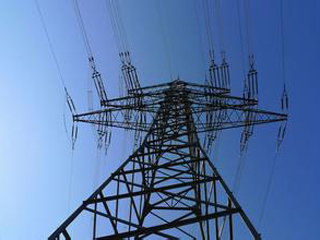 
                
	
                    
	媒體記者日前從山西省電力公司獲悉，為確保“兩會”期間向華北電網(wǎng)供電的樞紐變電站、重要輸電通道安全運(yùn)行，以及機(jī)場、車站、高鐵、電視臺及高危客戶可靠供電，該公司提早動手，統(tǒng)籌部署、精心組織，全面推進(jìn)電力設(shè)備各項(xiàng)運(yùn)維保障工作，切實(shí)確保電網(wǎng)安全穩(wěn)定運(yùn)行。

	

	山西省電力公司建立省、市、縣三級運(yùn)維供電保障體系，集中精力抓好各項(xiàng)運(yùn)維措施