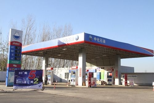 
                
	
                    
	北京時間3月13日，據(jù)路透社旗下IFR報(bào)道，三名熟知內(nèi)情的消息人士透露，中國中化集團(tuán)有限公司已經(jīng)邀請了多家銀行參與其關(guān)鍵石油資產(chǎn)香港IPO（首次公開招股）上市的擬議交易，預(yù)計(jì)可能通過這項(xiàng)交易籌資20億美元左右。

	

	報(bào)道稱，在此次擬議IPO交易中，中化集團(tuán)很可能將出售煉油、石油交易、儲存和物流業(yè)務(wù)，并出售配送和零售業(yè)務(wù)