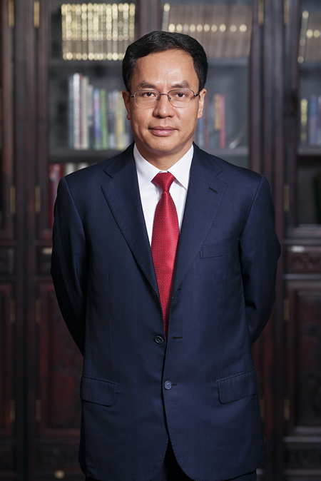 &nbsp;汉能控股集团董事局主席兼首席执行官李河君　　“今年政府工作报告最触动我的地方，是党和政府在环境治理、优化能源结构方面的决心。”汉能控股集团董事局主席兼首席执行官李河君对中国经济周刊-经济网记者表示，“实现绿色环保、构建生态文明，是能够遗泽后代的大事，也是新发展理念的重要组成部分，更是建设富强民主文明和谐美丽的社会主义现代化强国的必然选择