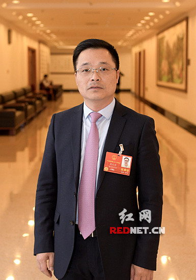 
	中國儲能網(wǎng)訊：“政府工作報告中，李克強總理號召我們要攜手行動，建設(shè)天藍、地綠、水清的美麗中國?！?月13日，正在北京參加全國兩會的全國人大代表、湖南三迅新能源科技有限公司董事長周文對告訴記者，積極響應(yīng)政府工作報告，推進污染防治取得更大成效，他結(jié)合自身熟悉的工作領(lǐng)域，向大會提交了《關(guān)于支持湖南省新能源動力儲能電池產(chǎn)業(yè)發(fā)展的建議》