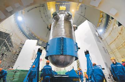 　　　　1月28日，华龙一号全球首堆、中核集团福清核电5号机组反应堆压力容器顺利吊装。林善传摄(新华社发)　　两会代表委员共话核电未来　　中国核电“走出去”前景广阔(事件新闻)　　近年来，作为中国制造新名片的核电，在技术标准、装备制造、人才队伍等方面加快“走出去”，引起海内外广泛关注