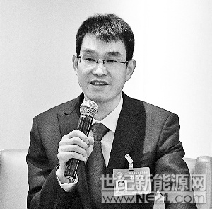 全國(guó)人大代表、晶科能源總裁陳康平：推進(jìn)光伏扶貧 盡快制定國(guó)家光伏標(biāo)準(zhǔn)



全國(guó)人大代表、晶科能源總裁陳康平在接受證券時(shí)報(bào)記者采訪(fǎng)時(shí)表示，光伏扶貧已經(jīng)成為中國(guó)精準(zhǔn)扶貧事業(yè)中的重要一環(huán)，建議加大支持力度；同時(shí)，應(yīng)加快國(guó)家光伏標(biāo)準(zhǔn)制定工作。

陳康平建議高度重視光伏扶貧工作，在政策、資金等方面給予更大的支持力度，盡快將已投運(yùn)的村級(jí)光伏扶貧電站納入新能源補(bǔ)貼目錄，使光伏扶貧產(chǎn)業(yè)盡早產(chǎn)生扶貧收益，增強(qiáng)貧困群眾獲得感，助力攻堅(jiān)脫貧