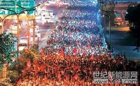 自3月6日起，為了向印度官方表達(dá)自己的訴求，來(lái)自印度馬哈拉施特拉邦的近4萬(wàn)農(nóng)民就開(kāi)始了他們的“長(zhǎng)征”抗議之行，并最終在12日早些時(shí)候抵達(dá)孟買(mǎi)。據(jù)悉，由于他們此次的路途較遠(yuǎn)，有農(nóng)民甚至還頭戴著太陽(yáng)能充電板，來(lái)為其他人的手機(jī)充電，可謂準(zhǔn)備充分