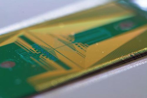 　　实现功能强大的量子信息处理芯片是当前量子科技革命的关键。一个由布里斯托尔大学物理系量子光学中心、北京大学“极端光学创新研究团队”等单位组成的国际合作团队，于2018年3月8日在国际顶级学术期刊《科学》(Science)上报告利用大规模集成硅基纳米光量子芯片技术，实现对高维度光量子纠缠体系的高精度和普适化量子调控和量子测量