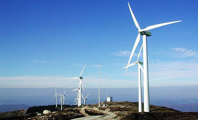 
                
	
                    
	九洲電氣(300040)3月14日晚公告，國家能源局近日下發(fā)通知，將黑龍江省風電開發(fā)建設(shè)由紅色預警改為橙色預警，規(guī)定了已納入年度實施方案的項目可以繼續(xù)核準建設(shè)。因此公司計劃2018年完成大慶大崗風電場及平橋風電場的建設(shè)，該地區(qū)風資源良好，風場運營后在不限電的情況下，年發(fā)電小時數(shù)可達2800小時，年發(fā)電量26880萬kwh，發(fā)電收入可達1.6億元/年，可提高公司未來的盈利能力