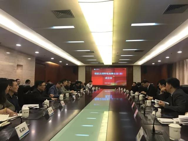 
	中國儲能網(wǎng)訊：3月14日，上海電氣電站集團（以下簡稱”電站集團“）宣布成立儲能及燃料電池事業(yè)部，旨在進一步加快跨界發(fā)展，實現(xiàn)轉(zhuǎn)型升級。


	不得不說，電站集團近一段時間以來，不斷加快轉(zhuǎn)型發(fā)展，先后成立了燃機事業(yè)部、綜合能源事業(yè)部，轉(zhuǎn)型升級從原有的產(chǎn)業(yè)延伸演變至跨界發(fā)展，不斷加快進入新領(lǐng)域，開發(fā)新市場，加速推進能源互聯(lián)網(wǎng)建設