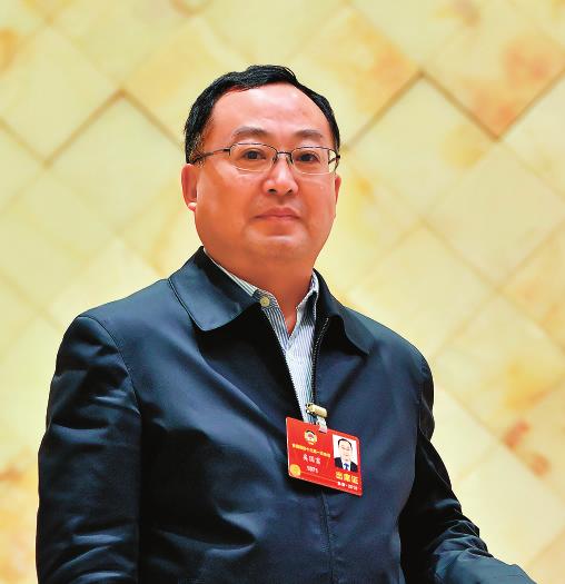             　　奚国富，全国政协委员，南瑞集团有限公司(国网电力科学研究院有限公司)董事长、党委书记。他提出加快港口岸电推广应用，助力绿色发展的建议