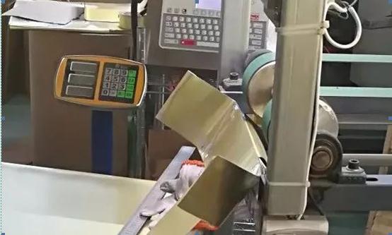 
                
	
                    
	我來自河南豪瑞，是從10年建廠開始就在豪瑞工作的老員工了，主要負(fù)責(zé)7號生產(chǎn)線的設(shè)備操作。我們一共有4臺噴碼機，我使用了其中1臺，在使用中，幾乎每次開機都需要先做噴頭清洗