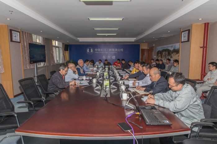      　　本网讯（曾平）3月11日至14日，由中国三峡集团科技委员会高级咨询王忠诚带队的金沙江水电开发桥梁工程质量检查专家组来到乌东德，对连接金沙江两岸的河门口、皎平渡两座大桥开展了施工质量检查。               （摄影：幸相飞）          　　检查期间，专家组先后实地查勘了两座大桥的施工现场，听取了各参建单位就承担职责范围内所作的主要工作内容汇报