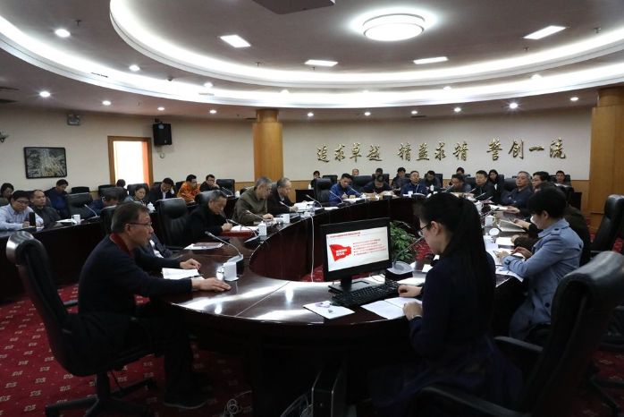      　　本网讯（蔡小龙）3月15日上午，流域枢纽管理局召开党委中心组2018年第3次（扩大）学习会议，学习党的十九届二中全会、三中全会精神以及《习近平谈治国理政》（第二卷），传达学习《坚决维护党中央权威和集中统一领导的规定》。会议由集团公司总经理助理、流域枢纽管理局局长、党委副书记张曙光主持，流域枢纽管理局副处级及以上干部共60余人参加了学习