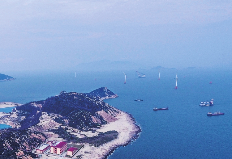　　珠海桂山海上风电场示范项目110千伏升压站位于珠海三角岛。(南网能源公司供图)　　南网报讯 3月13日，广东省珠海市桂山海上风电场示范项目建设现场传来喜讯，110千伏三角岛升压站受电成功，标志着由南网能源公司下属风电公司投建的广东省首个海上风电项目取得突破性进展，为接下来的120兆瓦海上风电场投运以及东澳岛、桂山岛、大万山岛联网供电奠定了坚实基础