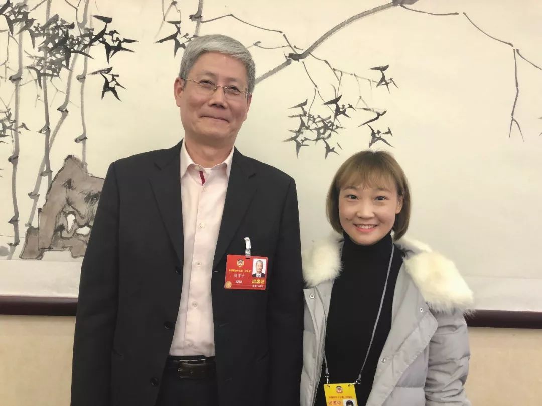  傅育宁接受中国能源报记者采访 　　3月7日，全国政协委员、华润集团董事长傅育宁在驻地接受了中国能源报记者专访，就华润旗下燃气板块、煤改气发展状况等回答了记者提问。 　　傅育宁建议，为了缓解发电企业的经营困境，必须尽快理顺煤电价格关系，可以将北方港口5500大卡动力煤460元/吨的价格作为煤、电双方2018年下水煤长协基准价格，调整下水煤中长协合同基价为460—480元/吨
