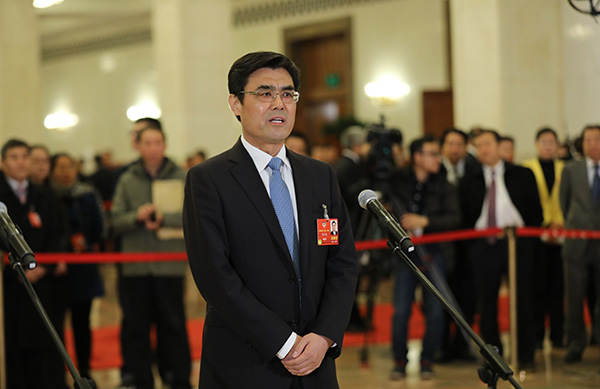 
	中國儲能網(wǎng)訊：全國政協(xié)十三屆一次會議3月15日舉行閉幕會。全國政協(xié)委員、國家電網(wǎng)公司董事長舒印彪在經(jīng)過“委員通道”時(shí)接受媒體采訪