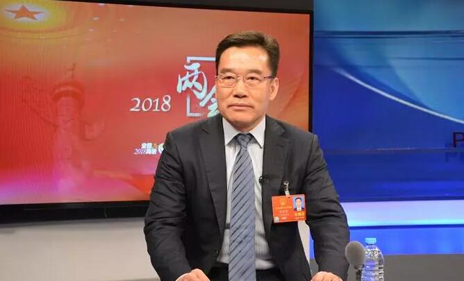  　　受访嘉宾：张传卫，全国人大代表、明阳智慧能源集团股份公司董事长兼CEO


 
　　作为全球最大的市场，中国新能源产业如何才能在未来实现高质量发展？对此，张传卫在提交给今年全国两会的建议中认为，新能源服务新时代、贡献新时代，要解决的核心问题是如何让新能源成为全民共享，真正做到普惠。
 
　　《风能》：提升发展质量是今年全国两会代表委员热议的话题