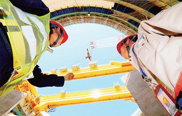             　　3月11日，“华龙一号”示范工程福清核电6号机组环吊电气主梁成功吊装就位（如图），朝“华龙一号”6号机组内穹顶吊装目标再迈一步。 　　环吊位于核岛反应堆厂房，运行在+42.66米标高圆形轨道上，由电气梁、非电气梁等8个主要部件组成