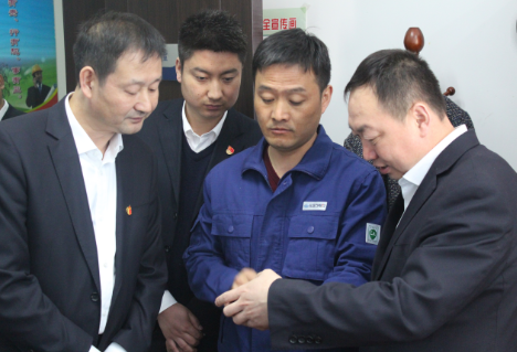                  本网讯（通讯员 李娟/郭斌）3月14日，咸阳分公司副总经理刘飞、纪委书记王宏谋一行五人来到淳化县供电分公司，对该公司配网自动化系统运行等进行了调研指导，公司领导班子、部门主任、班站所长参加了此次会议。该公司经理崔利波首先对公司配网运行情况做了简要汇报，市公司副总经理刘飞点评了淳化分公司的配网运行工作情况，同时指出了春节和近期淳化供电分公司工作中存在的不足并给出整改意见;王宏谋书记进一步就该公司提出的问题进行了现场解答，并对今后配网工作的进一步加强完善提出整改方案，安排部署
