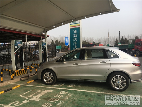3月12日早上，記者從租車公司租了一輛騰勢純電動汽車，從東三環(huán)出發(fā)沿京哈高速向唐山方向行進(jìn)，沿途對出京方向的田家府、香河、牛道口、寶坻、新安鎮(zhèn)、玉田，及回京方向?qū)?yīng)的服務(wù)器充電樁進(jìn)行調(diào)查。

♦設(shè)備完好 使用方便



田家府服務(wù)區(qū)充電中

從北京出發(fā)去唐山的第一個(gè)服務(wù)區(qū)是田家府服務(wù)區(qū)，隸屬通州管轄