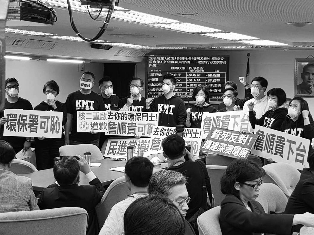 　　　　“政府带头放火、人民满腔怒火”，15日上午，国民党“立委”在“立法院”戴着口罩喊口号，称蔡英文解决空气污染是在玩假的(如图)。　　事情还得从14日晚深澳电厂环评强行通过说起
