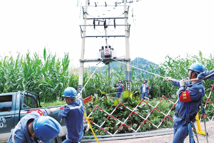 
　　宣威供電公司及時搶修速度加快、工作效率提高，讓群眾真正感受到了充足電力帶來的變化。 寧奇功 攝

　　過去的一年對于云南電網(wǎng)公司曲靖宣威供電公司來說是收獲的一年：售電量比2016年增長7.79%，達(dá)11.6億千瓦時；電費回收率100%，比2016年上升0.5個百分點；綜合線損率6.85%，比去年下降了1.22個百分點；第三方客戶滿意度81分，比2016年提升6分，完成了190個易地扶貧搬遷用電項目……

　　面對一組組變化的數(shù)據(jù)，滿意的不僅是領(lǐng)導(dǎo)和員工，也有從中受益的廣大