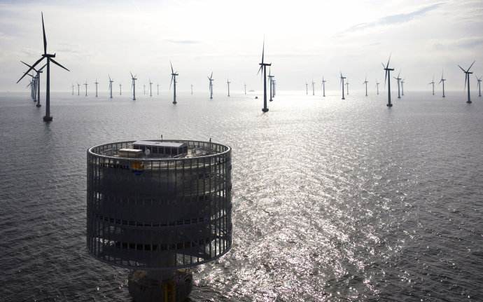 
 
 　　3月12日，三峡集团福建能投公司在福清兴化湾海域顺利将两台德国弗劳恩霍夫研究院生产的漂浮式雷达测风装置投放入海。按照预定计划，两台漂浮式雷达测风装置将在福清兴化湾海域，进行为期一个月的现场调试及数据验证，通过与实体测风塔的测风数据进行比对，在准确率满足要求后，投放到长乐、漳浦外海风电场进行测风