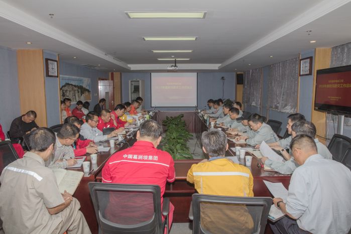      　　本网讯（曾平）3月16日，乌东德工程建设部组织乌东德水电站工程各参建单位，召开2018年防汛防灾工作启动会，正式进入施工区防汛防灾备战状态。               摄影：幸相飞          　　会上，乌东德工程建设部质量安全部回顾了2017年施工区防汛防灾工作整体情况，并根据2018年的水文气象预测特征和工程建设要求，部署了2018年防汛防灾工作