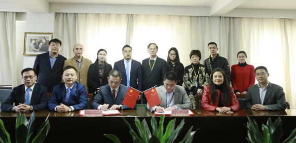 
                
	
                    
	3月15日，江蘇比高投資集團(tuán)有限公司董事長(zhǎng)黃亞強(qiáng)率隊(duì)到訪遠(yuǎn)東控股集團(tuán)，簽訂合作框架協(xié)議。江蘇比高新能源集團(tuán)執(zhí)行總裁佘亞軍、副總裁謝雄偉、財(cái)務(wù)總監(jiān)宋金麗、法律顧問(wèn)安學(xué)澤同行參訪