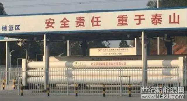 騙補事件讓人們開始反思強刺激政策是否真能帶來產(chǎn)業(yè)進步和彎道超車？回顧中國風電和光伏至今仍嚴重依賴補貼的現(xiàn)實，偏離了市場機制的政府規(guī)劃和粗放補貼，會誘發(fā)跑偏了的羊群效應(yīng)，消弱多元化的研發(fā)布局，錯失更好的技術(shù)路線。我們在混動技術(shù)上的落后就跟單一的“頂層規(guī)劃”有關(guān)