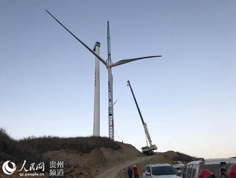  　　日前,从江达棒山风电项目第一台发电机组正式安装完成，进入了调试阶段。
 
　　在海拔1000多米的达棒山山脊上，首台风电机组已高高耸立着