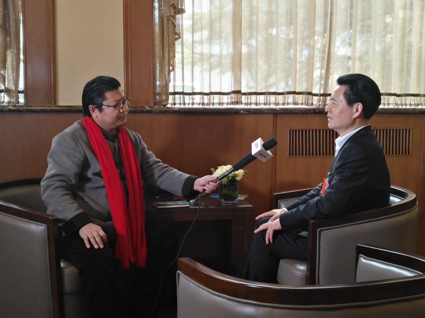 　　与燃煤耦合、完善环保税收政策等成两会代表委员热议话题&nbsp;　　去年下半年以来，国家密集发布一系列支持生物质发电健康发展的文件，如《关于开展燃煤耦合生物质发电技改试点工作的通知》《北方地区冬季清洁取暖规划(2017-2021)》《关于促进生物质能供热发展指导意见的通知》和《关于开展“百个城镇”生物质热电联产县域清洁供热示范项目建设的通知》，为今后生物质发电产业的发展指出了很好的方向。　　建议国家相关部门尽快印发燃煤耦合生物质发电技改试点名单，用好存量优质煤电资产的边际效益，低成本破解社会治理难题