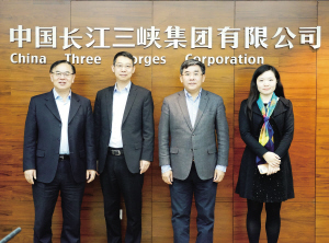 　　中国长江三峡集团公司党组成员、总会计师杨亚（左一），集团公司党组成员、副总经理、中国长江电力股份公司总经理张定明（右二）与《证券日报》记者董少鹏（左二）、新华社记者赵晓辉（右一）在采访后合影。　　――专访中国长江三峡集团公司总会计师杨亚、副总经理张定明　　■本报记者 董少鹏 于 南　　截至2017年年底，中国长江三峡集团公司合并资产总额6986亿元，净资产3710亿元，资产负债率仅为46.9%
