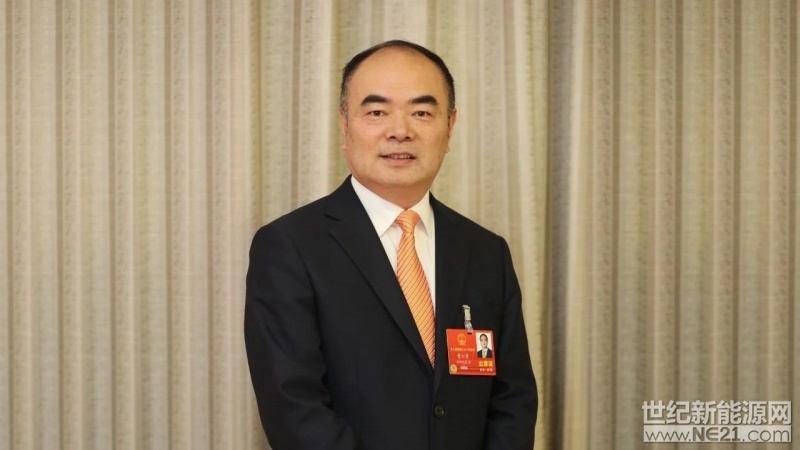 作為光伏行業(yè)為數(shù)不多的兩會代表，圍繞光伏行業(yè)的進一步發(fā)展，全國人大代表、陽光電源董事長曹仁賢在安徽團駐地接受了記者采訪。



中國能源報：今年兩會帶來哪些議案建議？

曹仁賢：今年，我建議進一步做好可再生能源規(guī)劃